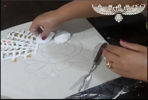 گچبری گل رز به سبک مدرن