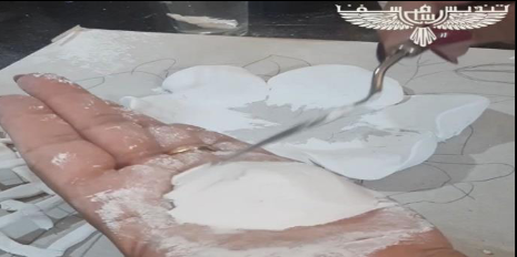 ورز دادن ملات با کاردک و کف دست