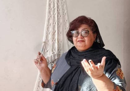 دیزاین با گچبری مدرن برای منزل ، محل کار و مکان های تفریحی دیزاین با گچبری مدرن یک انتخاب برای عزیزانی است که میخواهد از هنر های ترند شده و روز دنیا برای دیزاین داخلی محل کار ، ویلا  و خانه ی خود استفاده کنند. سخنی با پیمانکاران ،طراحان داخلی ،نما کاران معماران و مهندسین عزیز سراسر کشور همینطور استان خودم چهارمحال بختیاری شهرکرد ،فارسان ،بروجن، سامان ،لردگان ،فرخشهر ،جونقان، کیار و..... "هرکجا هستی عزیزم خانه ات آباد باد!" متر به متر وطنم شهرم خانه ام را، با بند بند وجودم جان میدهم . نقش برجسته مدرنی که سلول به سلول وجودت را دعوت می کند به مشاعره عارفانه و عاشقانه ای که تا بحال تجربه نکرده ای ! می خواهیم بندهارا پاره کنیم باید را اینبار پس بزنیم و نبایدها را به کرسی بنشانیم بگو این گوی و این میدان تا اینبار حرف جدیدی داشته باشیم برای گفتن و گوش جدیدی برای شنیدن . دیوارهای صاف را با نقش برجسته از صافی پاک کنیم . هنر را از دفتر نقاشی بیرون بکشیم و روی دیوار پیاده کنیم . چرا کاغذ دیواری کار کنیم یه کار فیک و طرحهای آماده و تقلیدی ؟ چرا پتینه کار نکنیم که کار دست باشه و هنر هموطن خودمون ؟ چرا پوستر دیواری نصب کنیم روی دیواری به ابعاد سه متر در چهارمتر و ...؟ چرا همون نقش و نگار رو خودمون برجسته کار نکنیم که سانت به سانتش بت مخاطب حرف می زنه !؟ روحش رو جلا میده ! زیر لمس دستهای مخاطب ، چشمه چشمه عشق ازش می جوشه ! چنان انرژی به عالم میده که تازه میگیم کن فیکون خدا دیگه چیه ؟! اینجا ما نقش برجسته کار می کنیم آموزش میدیم و برای پروژه های لوکس شما هم حرف برای گفتن داریم و طرح برای اجرا کردن . اگه دوست داشتید پروژه های ساخت وسازتون رو به هنر کیمیا کنید در خدمتیم . دوست داشتید مخاطب رو در جای خود میخکوب کنید و نگاه تحسین برانگیزش رو مهری کنید روی قراردادهاتون ،ماهستیم. به امید دیدار شما ،سیمین