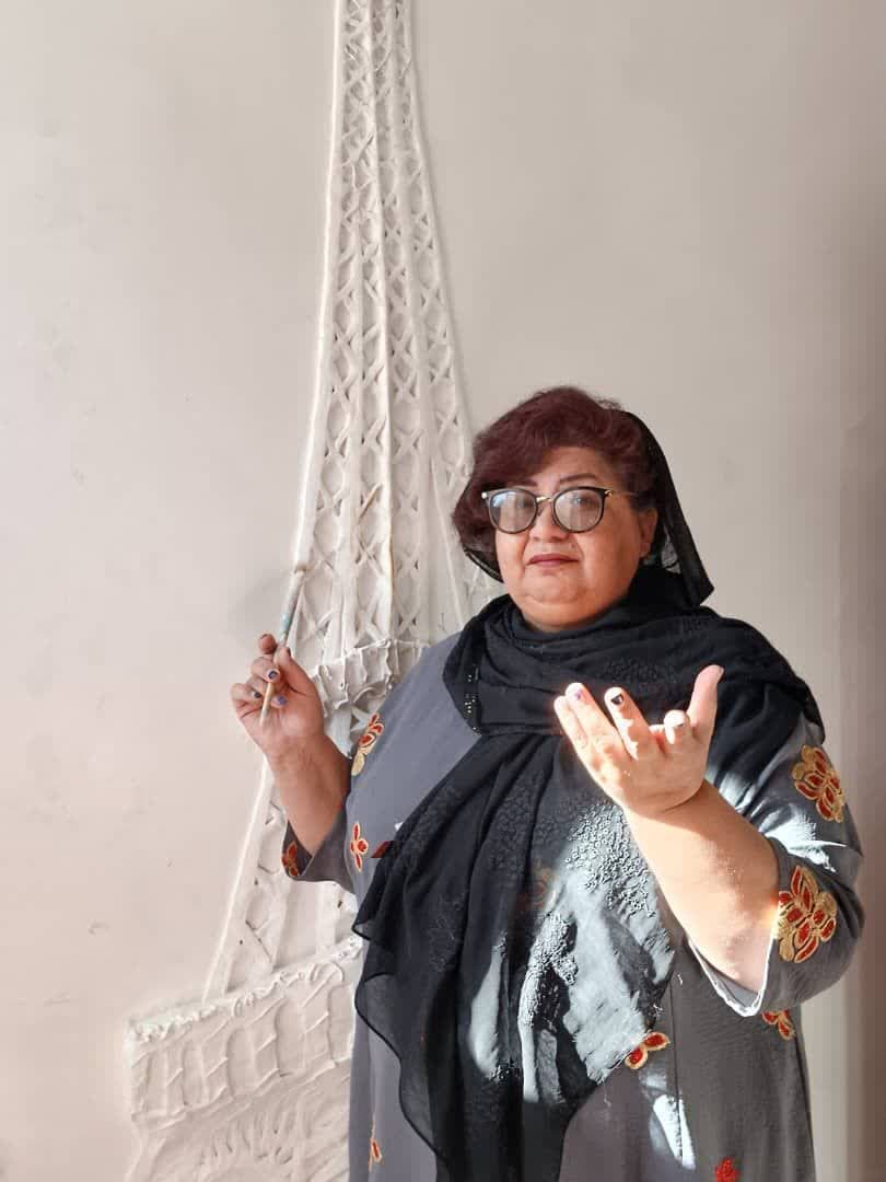 دیزاین با گچبری مدرن برای منزل ، محل کار و مکان های تفریحی دیزاین با گچبری مدرن یک انتخاب برای عزیزانی است که میخواهد از هنر های ترند شده و روز دنیا برای دیزاین داخلی محل کار ، ویلا  و خانه ی خود استفاده کنند. سخنی با پیمانکاران ،طراحان داخلی ،نما کاران معماران و مهندسین عزیز سراسر کشور همینطور استان خودم چهارمحال بختیاری شهرکرد ،فارسان ،بروجن، سامان ،لردگان ،فرخشهر ،جونقان، کیار و..... "هرکجا هستی عزیزم خانه ات آباد باد!" متر به متر وطنم شهرم خانه ام را، با بند بند وجودم جان میدهم . نقش برجسته مدرنی که سلول به سلول وجودت را دعوت می کند به مشاعره عارفانه و عاشقانه ای که تا بحال تجربه نکرده ای ! می خواهیم بندهارا پاره کنیم باید را اینبار پس بزنیم و نبایدها را به کرسی بنشانیم بگو این گوی و این میدان تا اینبار حرف جدیدی داشته باشیم برای گفتن و گوش جدیدی برای شنیدن . دیوارهای صاف را با نقش برجسته از صافی پاک کنیم . هنر را از دفتر نقاشی بیرون بکشیم و روی دیوار پیاده کنیم . چرا کاغذ دیواری کار کنیم یه کار فیک و طرحهای آماده و تقلیدی ؟ چرا پتینه کار نکنیم که کار دست باشه و هنر هموطن خودمون ؟ چرا پوستر دیواری نصب کنیم روی دیواری به ابعاد سه متر در چهارمتر و ...؟ چرا همون نقش و نگار رو خودمون برجسته کار نکنیم که سانت به سانتش بت مخاطب حرف می زنه !؟ روحش رو جلا میده ! زیر لمس دستهای مخاطب ، چشمه چشمه عشق ازش می جوشه ! چنان انرژی به عالم میده که تازه میگیم کن فیکون خدا دیگه چیه ؟! اینجا ما نقش برجسته کار می کنیم آموزش میدیم و برای پروژه های لوکس شما هم حرف برای گفتن داریم و طرح برای اجرا کردن . اگه دوست داشتید پروژه های ساخت وسازتون رو به هنر کیمیا کنید در خدمتیم . دوست داشتید مخاطب رو در جای خود میخکوب کنید و نگاه تحسین برانگیزش رو مهری کنید روی قراردادهاتون ،ماهستیم. به امید دیدار شما ،سیمین